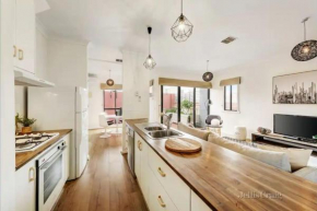 Spacious 2 Bedroom Apartment in Brunswick with Patio and Parking, Melbourne